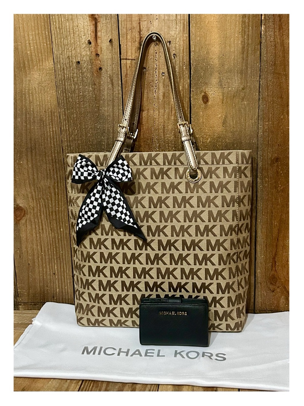 Michael Kors. 4 Piece: Jet Set Signature Tote & Free Wallet, Scarf & Dust Bag. - Picture 12 of 16